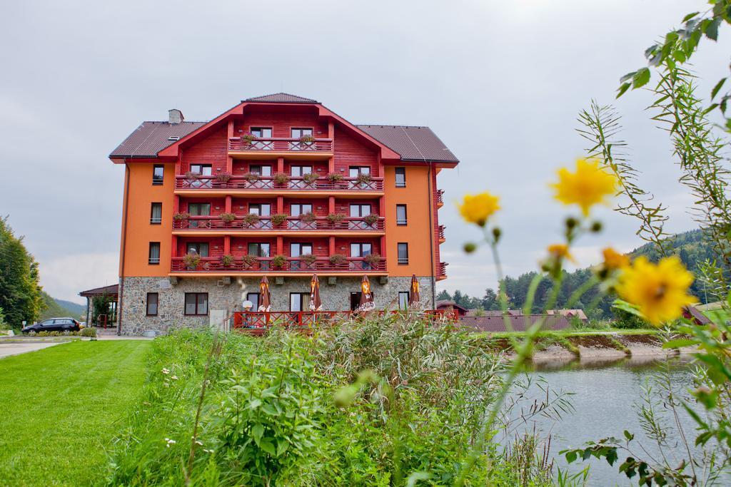 Hotel Impozant Valča エクステリア 写真