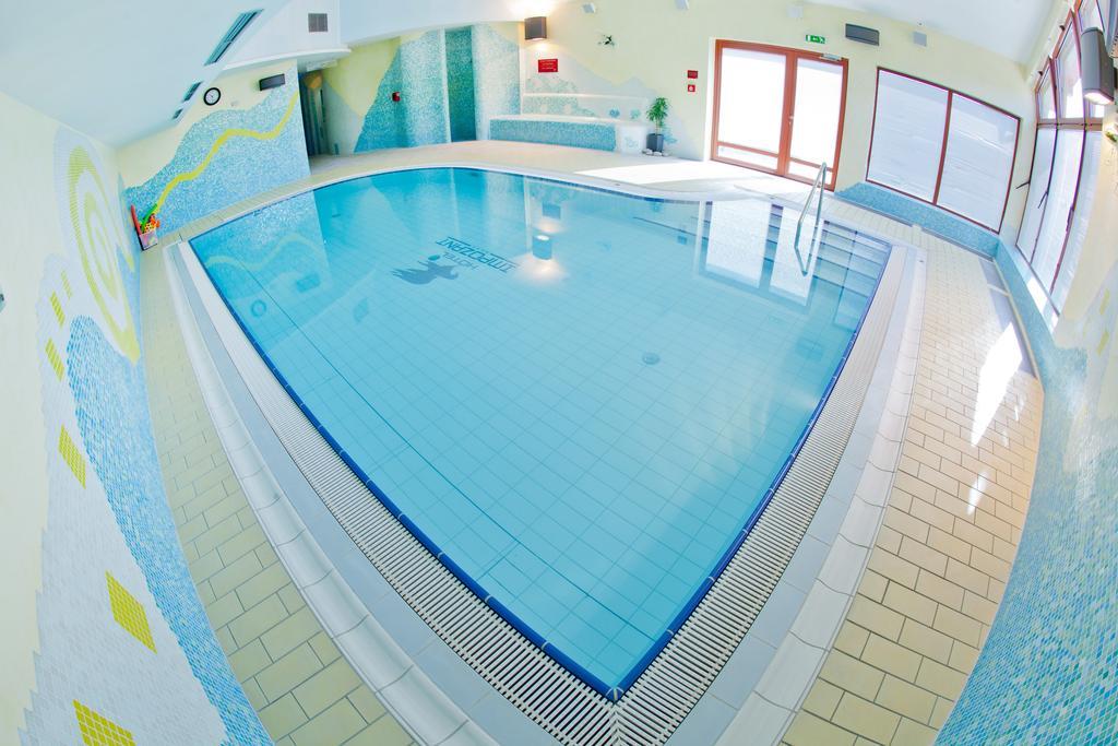 Hotel Impozant Valča エクステリア 写真