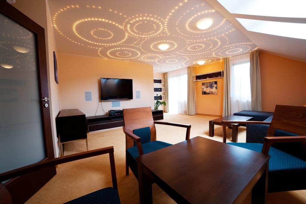 Hotel Impozant Valča エクステリア 写真