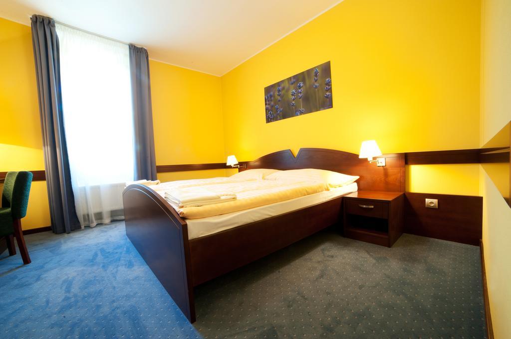 Hotel Impozant Valča エクステリア 写真