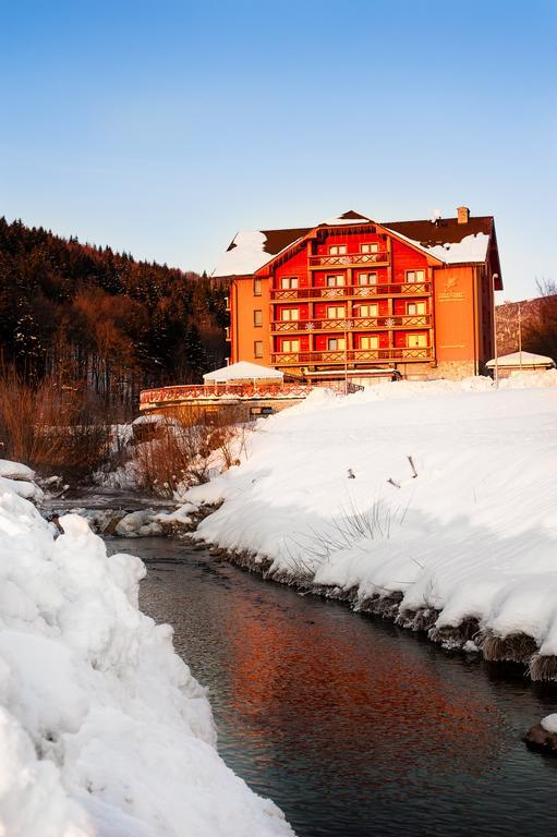 Hotel Impozant Valča エクステリア 写真