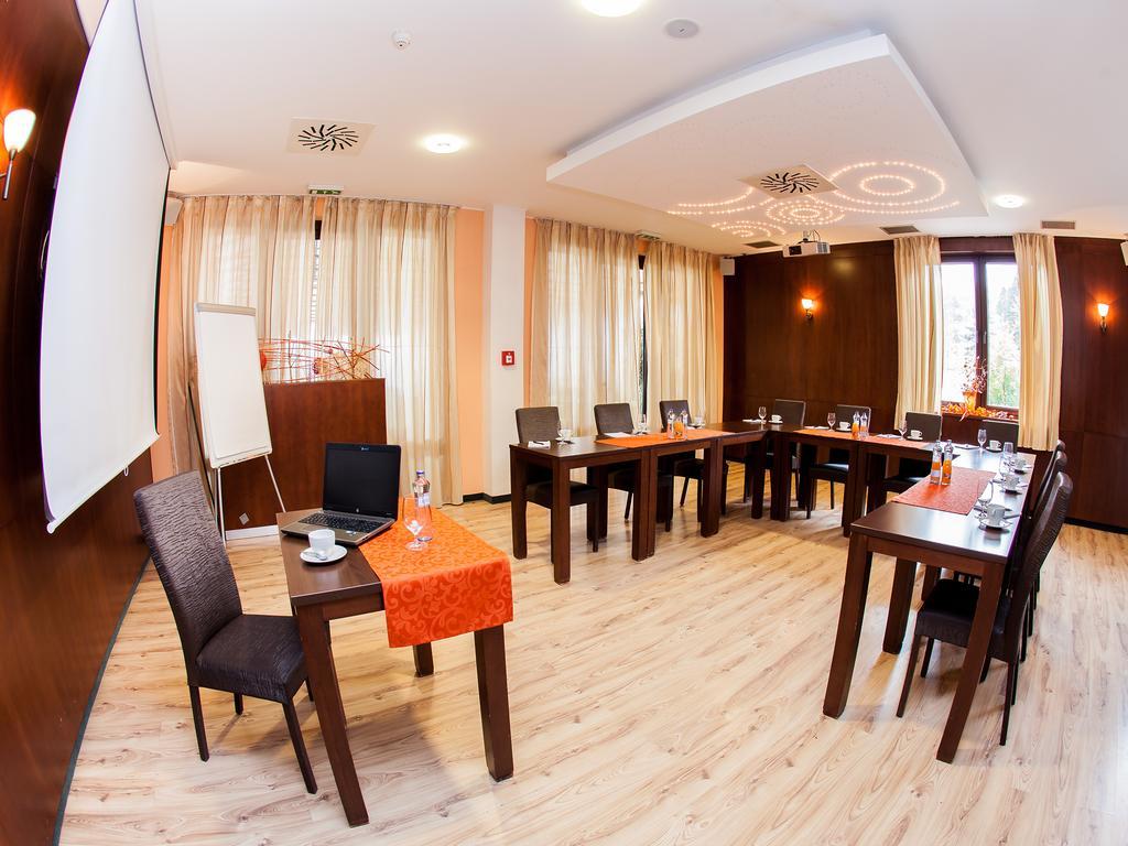 Hotel Impozant Valča エクステリア 写真