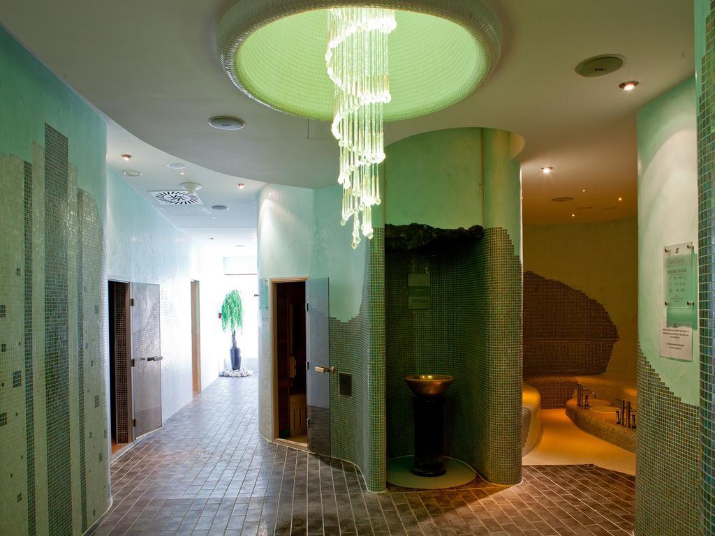 Hotel Impozant Valča エクステリア 写真