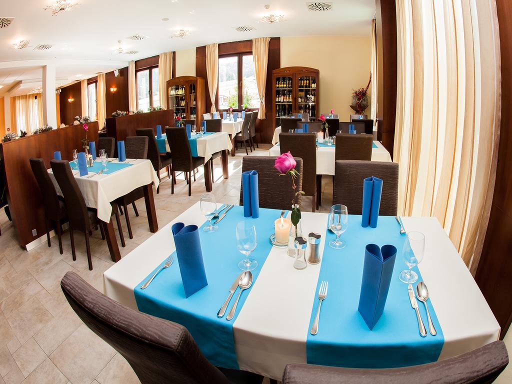 Hotel Impozant Valča エクステリア 写真