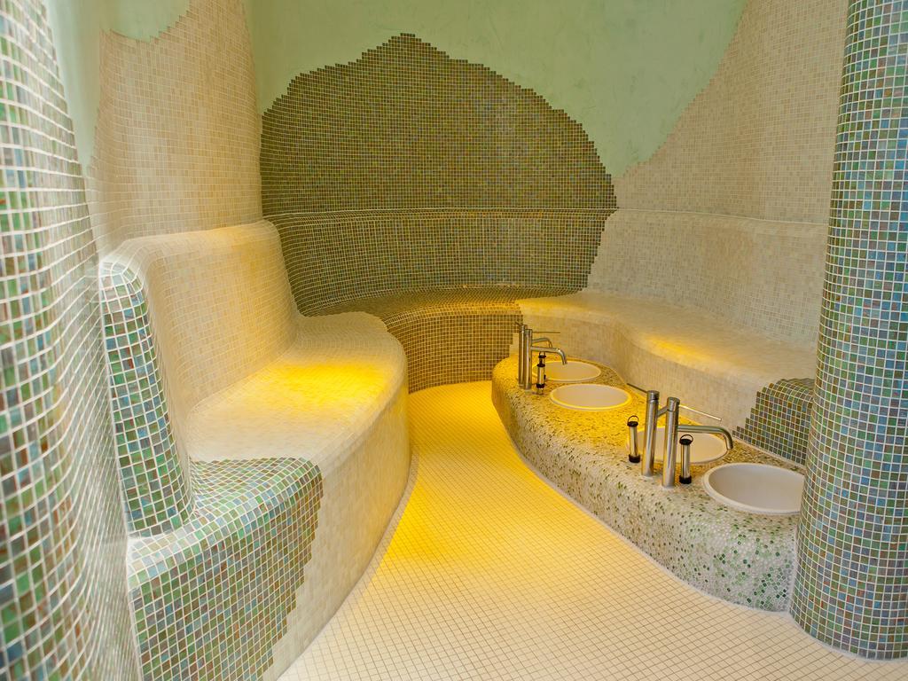 Hotel Impozant Valča エクステリア 写真