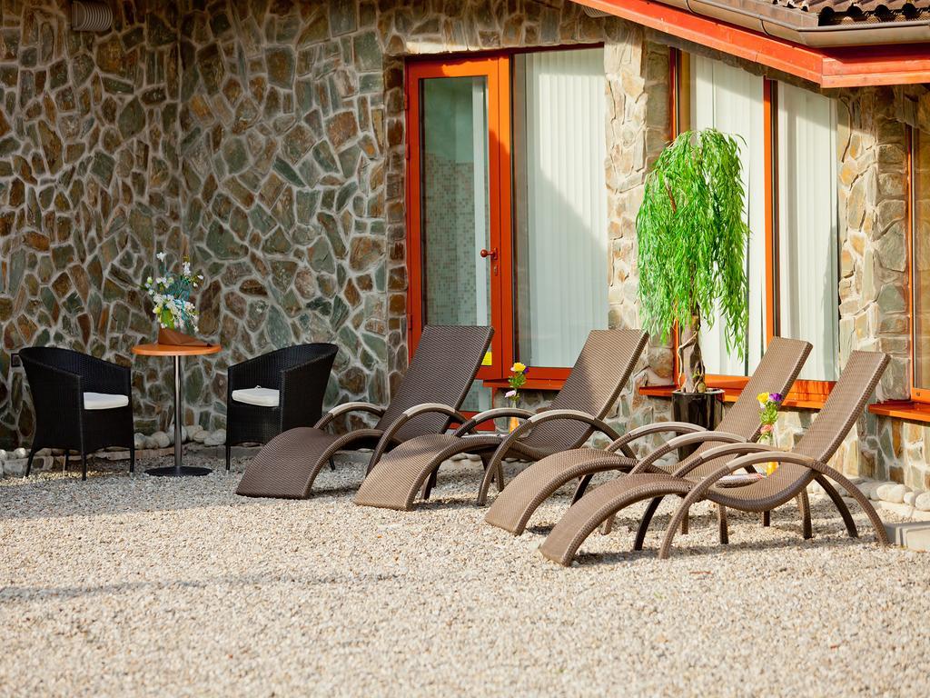 Hotel Impozant Valča エクステリア 写真