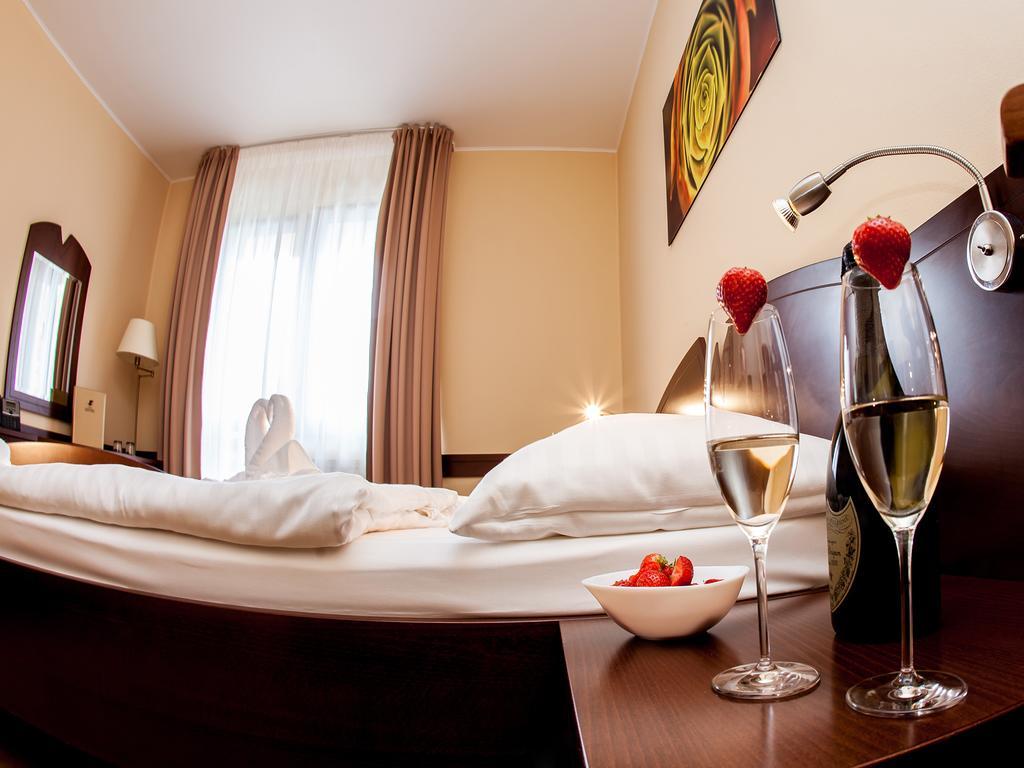 Hotel Impozant Valča エクステリア 写真